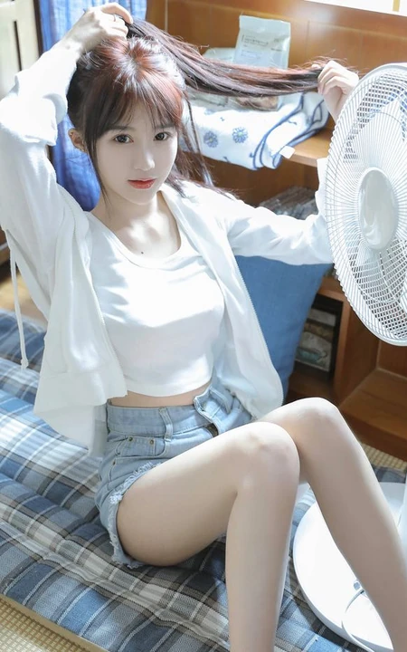 小巧玲珑的可爱邻家少女白色小背心牛仔短裤气质夏日写真图集