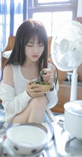 小巧玲珑的可爱邻家少女白色小背心牛仔短裤气质夏日写真图集