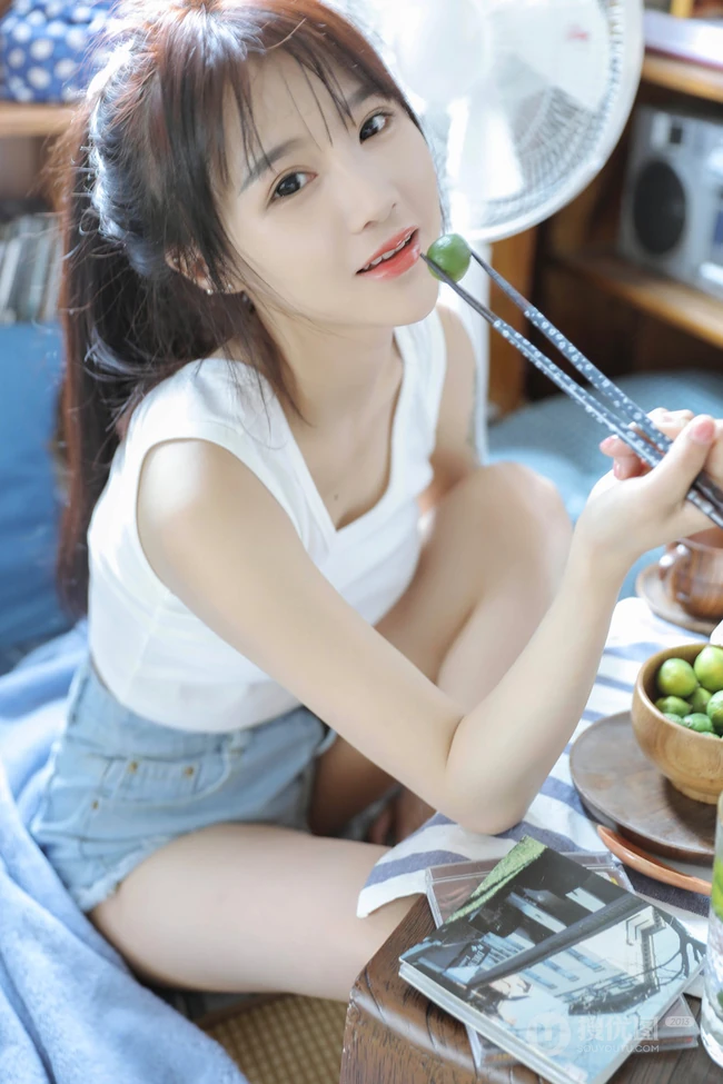 小巧玲珑的可爱邻家少女白色小背心牛仔短裤气质夏日写真图集