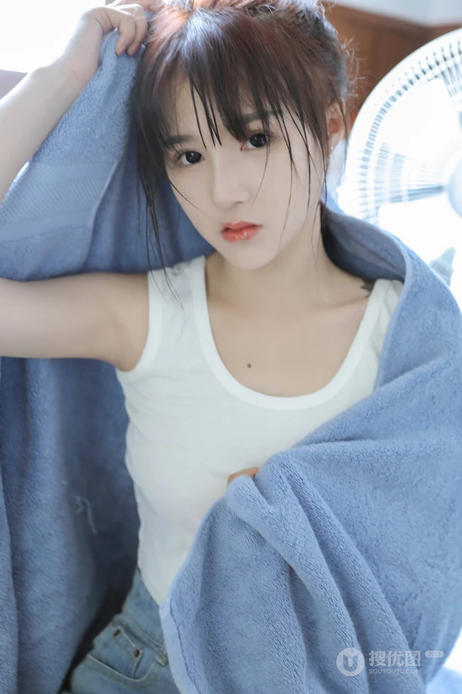 小巧玲珑的可爱邻家少女白色小背心牛仔短裤气质夏日写真图集