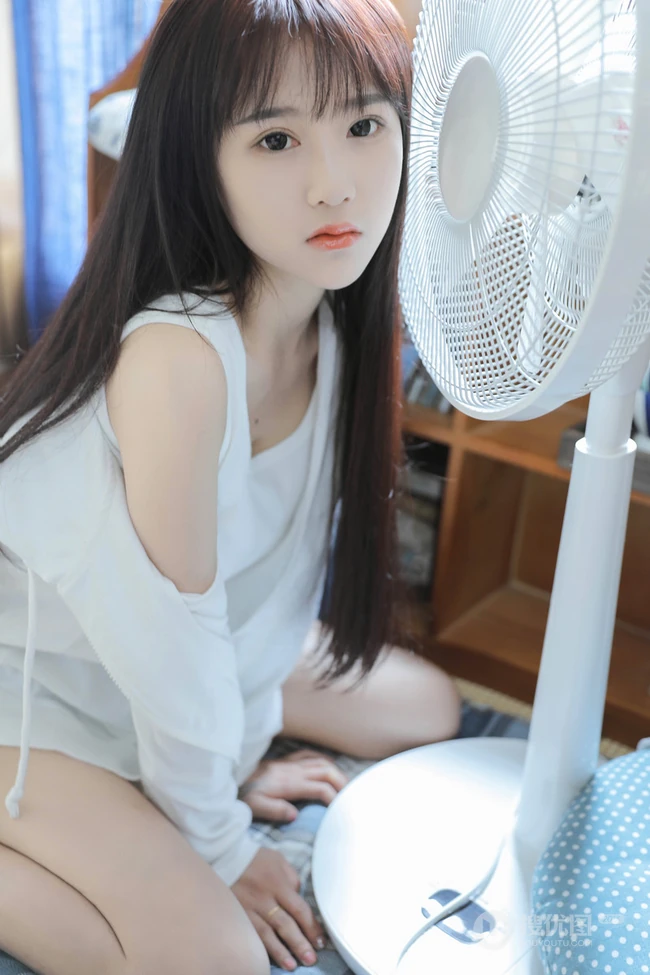 小巧玲珑的可爱邻家少女白色小背心牛仔短裤气质夏日写真图集