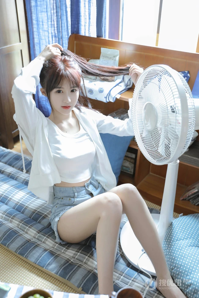 小巧玲珑的可爱邻家少女白色小背心牛仔短裤气质夏日写真图集