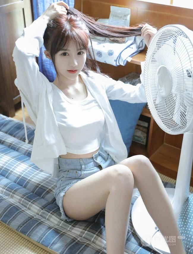 小巧玲珑的可爱邻家少女白色小背心牛仔短裤气质夏日写真图集