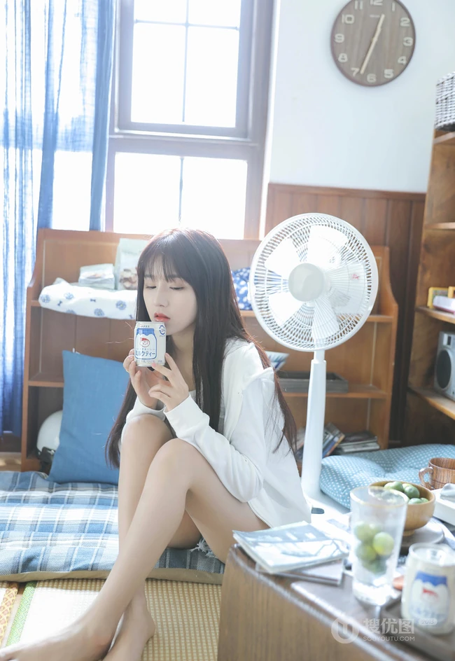 小巧玲珑的可爱邻家少女白色小背心牛仔短裤气质夏日写真图集