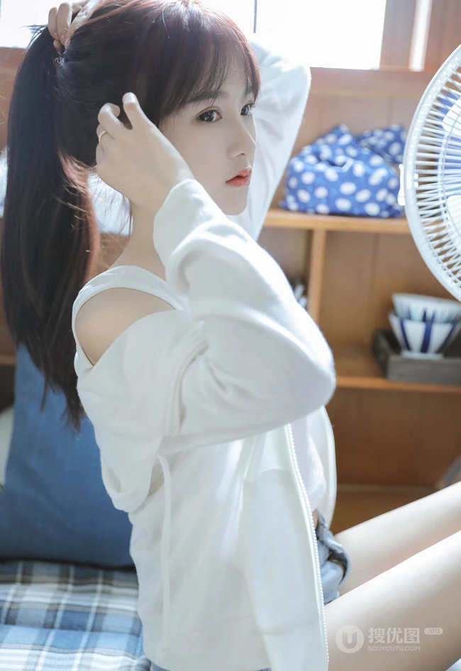 小巧玲珑的可爱邻家少女白色小背心牛仔短裤气质夏日写真图集