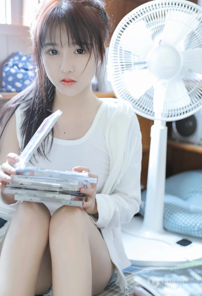 小巧玲珑的可爱邻家少女白色小背心牛仔短裤气质夏日写真图集