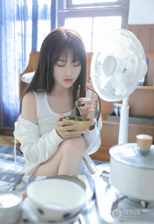 小巧玲珑的可爱邻家少女白色小背心牛仔短裤气质夏日写真图集