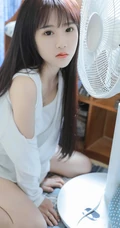 小巧玲珑的可爱邻家少女白色小背心牛仔短裤气质夏日写真图集