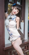 这腿真纤细啊！浅粉娇小可人少女风格旗袍装高跟显线条感户外写真图集