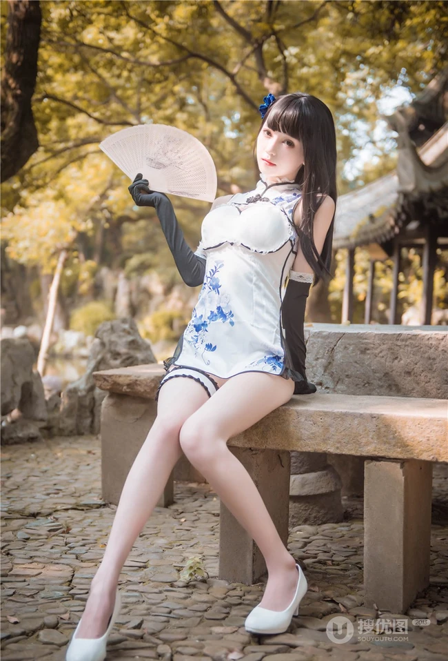 这腿真纤细啊！浅粉娇小可人少女风格旗袍装高跟显线条感户外写真图集