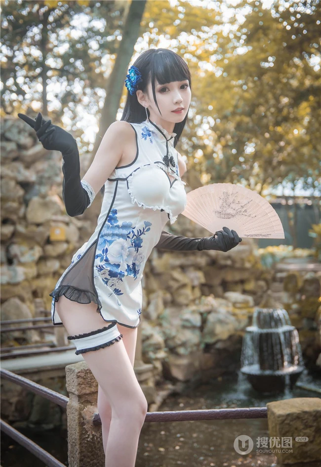 这腿真纤细啊！浅粉娇小可人少女风格旗袍装高跟显线条感户外写真图集