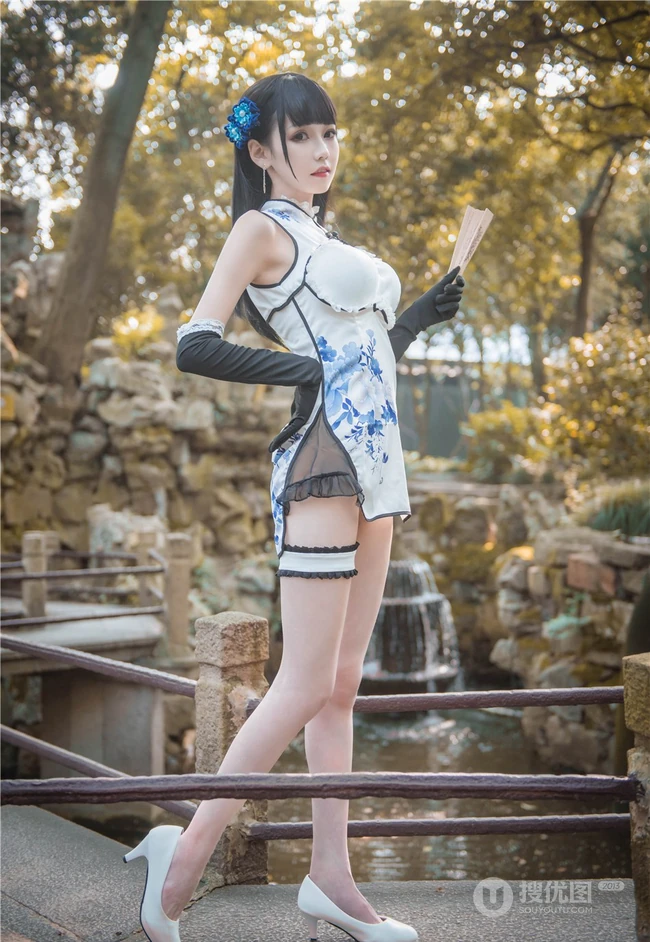 这腿真纤细啊！浅粉娇小可人少女风格旗袍装高跟显线条感户外写真图集