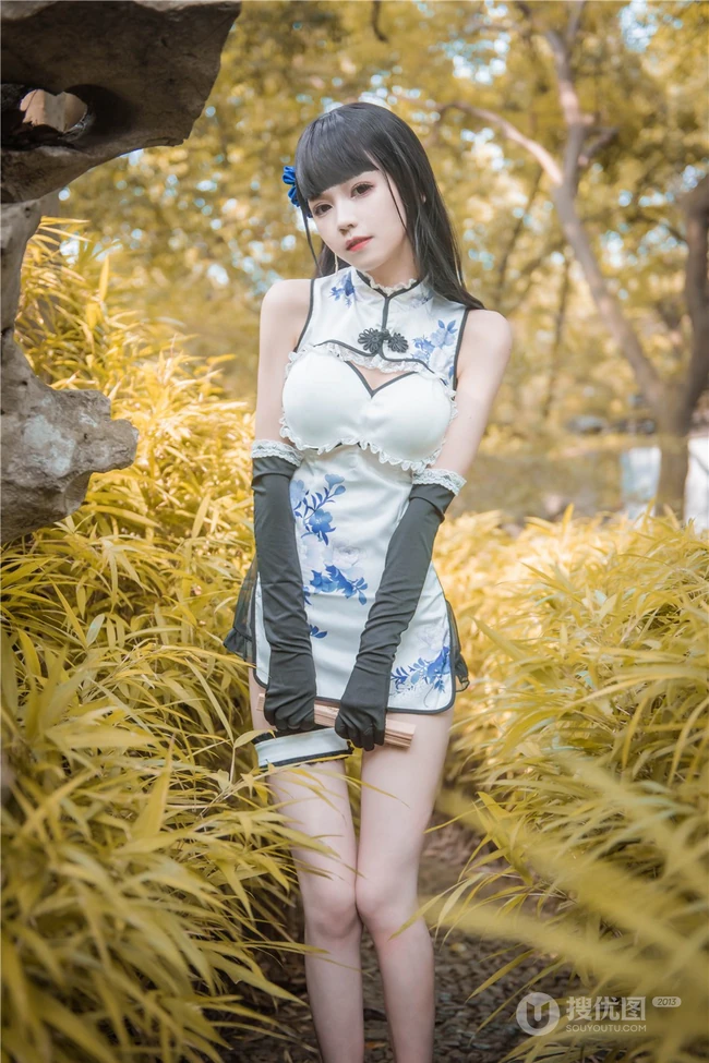 这腿真纤细啊！浅粉娇小可人少女风格旗袍装高跟显线条感户外写真图集
