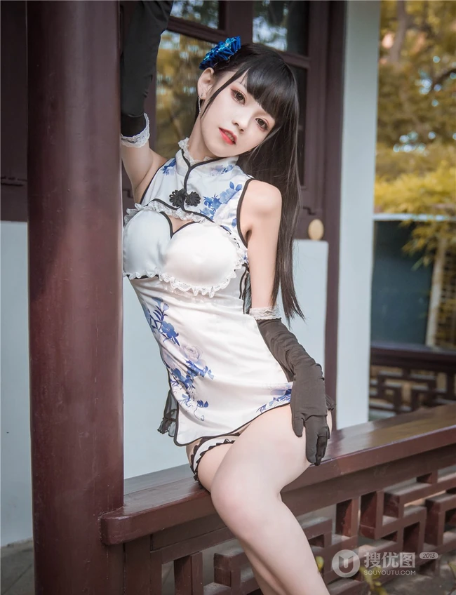 这腿真纤细啊！浅粉娇小可人少女风格旗袍装高跟显线条感户外写真图集