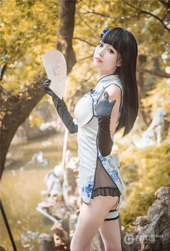 这腿真纤细啊！浅粉娇小可人少女风格旗袍装高跟显线条感户外写真图集