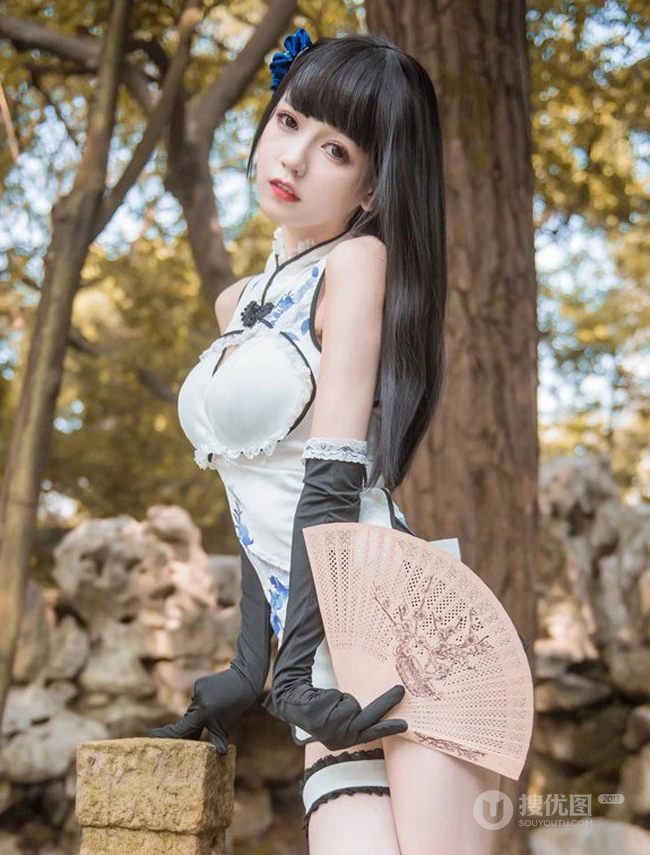 这腿真纤细啊！浅粉娇小可人少女风格旗袍装高跟显线条感户外写真图集