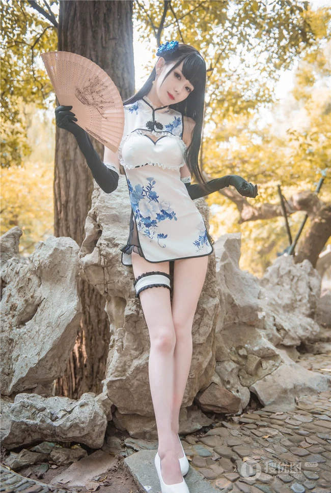 这腿真纤细啊！浅粉娇小可人少女风格旗袍装高跟显线条感户外写真图集