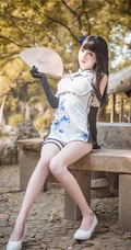 这腿真纤细啊！浅粉娇小可人少女风格旗袍装高跟显线条感户外写真图集
