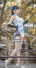 这腿真纤细啊！浅粉娇小可人少女风格旗袍装高跟显线条感户外写真图集