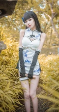 这腿真纤细啊！浅粉娇小可人少女风格旗袍装高跟显线条感户外写真图集
