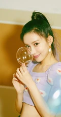孟子义小露纤细蛮腰皮裙清新写真，高扎马尾清纯活力又俏皮