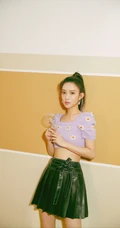 孟子义小露纤细蛮腰皮裙清新写真，高扎马尾清纯活力又俏皮
