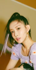 孟子义小露纤细蛮腰皮裙清新写真，高扎马尾清纯活力又俏皮