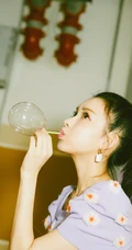 孟子义小露纤细蛮腰皮裙清新写真，高扎马尾清纯活力又俏皮