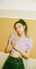 孟子义小露纤细蛮腰皮裙清新写真，高扎马尾清纯活力又俏皮