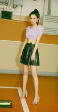 孟子义小露纤细蛮腰皮裙清新写真，高扎马尾清纯活力又俏皮
