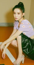 孟子义小露纤细蛮腰皮裙清新写真，高扎马尾清纯活力又俏皮