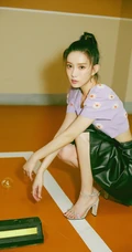 孟子义小露纤细蛮腰皮裙清新写真，高扎马尾清纯活力又俏皮