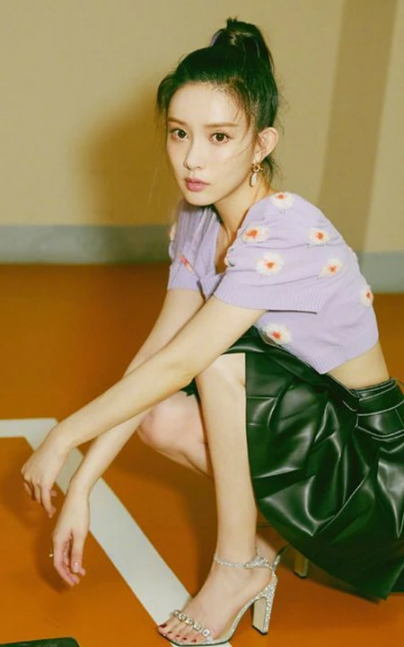 孟子义小露纤细蛮腰皮裙清新写真，高扎马尾清纯活力又俏皮