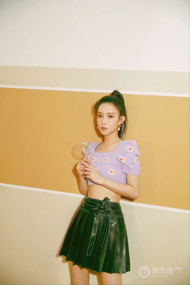 孟子义小露纤细蛮腰皮裙清新写真，高扎马尾清纯活力又俏皮