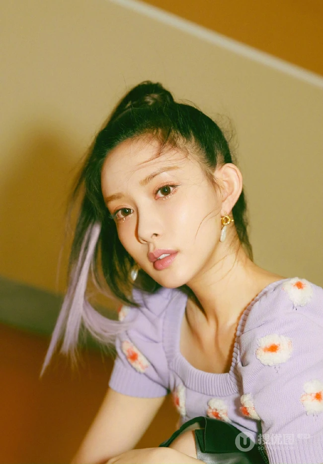 孟子义小露纤细蛮腰皮裙清新写真，高扎马尾清纯活力又俏皮