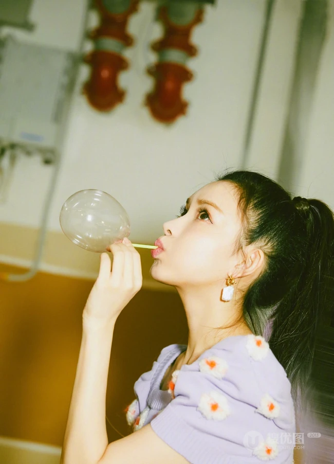 孟子义小露纤细蛮腰皮裙清新写真，高扎马尾清纯活力又俏皮