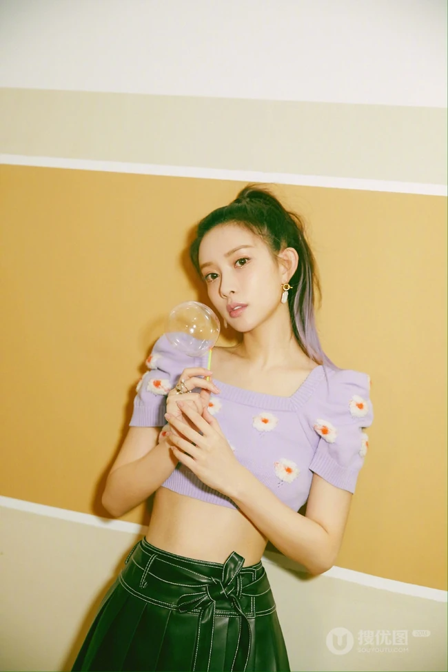 孟子义小露纤细蛮腰皮裙清新写真，高扎马尾清纯活力又俏皮
