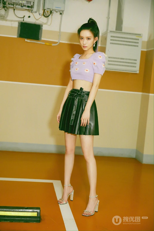 孟子义小露纤细蛮腰皮裙清新写真，高扎马尾清纯活力又俏皮