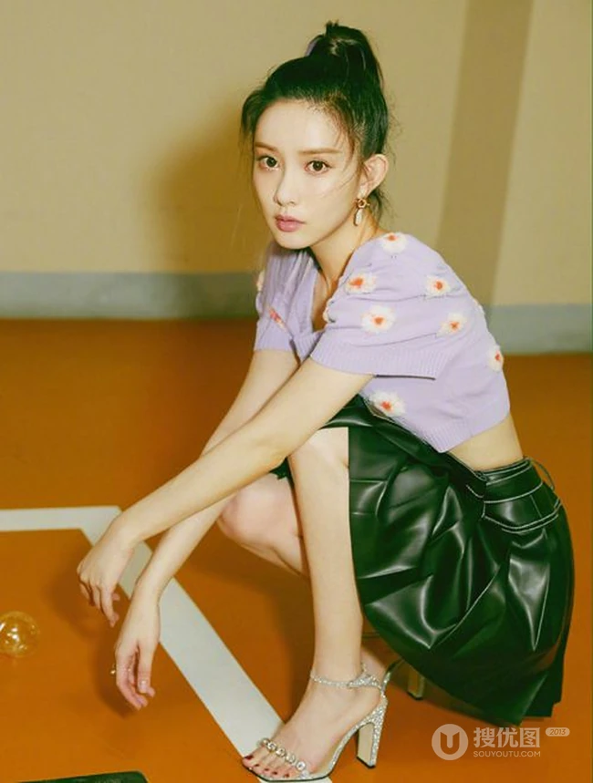 孟子义小露纤细蛮腰皮裙清新写真，高扎马尾清纯活力又俏皮