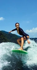 崔汝珍身着泳装大玩水上冲浪板，摩托艇气质杂志写真图片