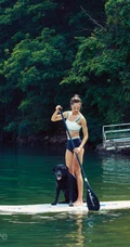 崔汝珍身着泳装大玩水上冲浪板，摩托艇气质杂志写真图片