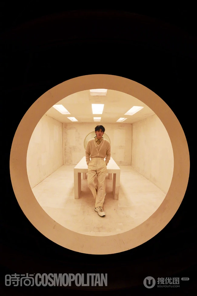 蔡徐坤全新杂志写真，以鱼眼镜头的视觉感官，诠释潮流时尚