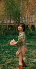庄达菲复古文艺风格户外青草地唯美写真图片