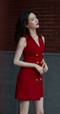 江疏影魅力街拍写真，无袖纽扣装红裙着身，抱胸摆头，姿态优美