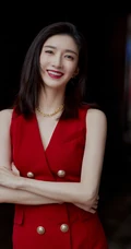 江疏影魅力街拍写真，无袖纽扣装红裙着身，抱胸摆头，姿态优美