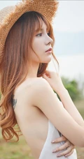 河边，青草地，头戴草帽，身穿薄纱白裙的修身气质女生小语气质写真图集