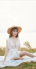 河边，青草地，头戴草帽，身穿薄纱白裙的修身气质女生小语气质写真图集