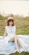 河边，青草地，头戴草帽，身穿薄纱白裙的修身气质女生小语气质写真图集