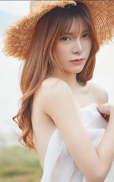 河边，青草地，头戴草帽，身穿薄纱白裙的修身气质女生小语气质写真图集