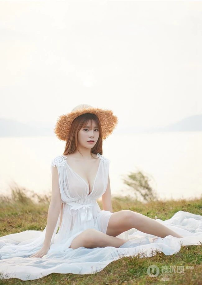 河边，青草地，头戴草帽，身穿薄纱白裙的修身气质女生小语气质写真图集